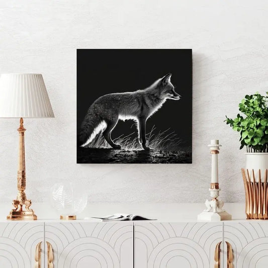 Tableau en noir et blanc d’un renard dans la nature, scène sauvage et élégante pour décoration murale