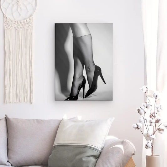 Tableau en noir et blanc représentant des jambes de femme en résille avec escarpins, œuvre élégante et sensuelle pour décoration murale