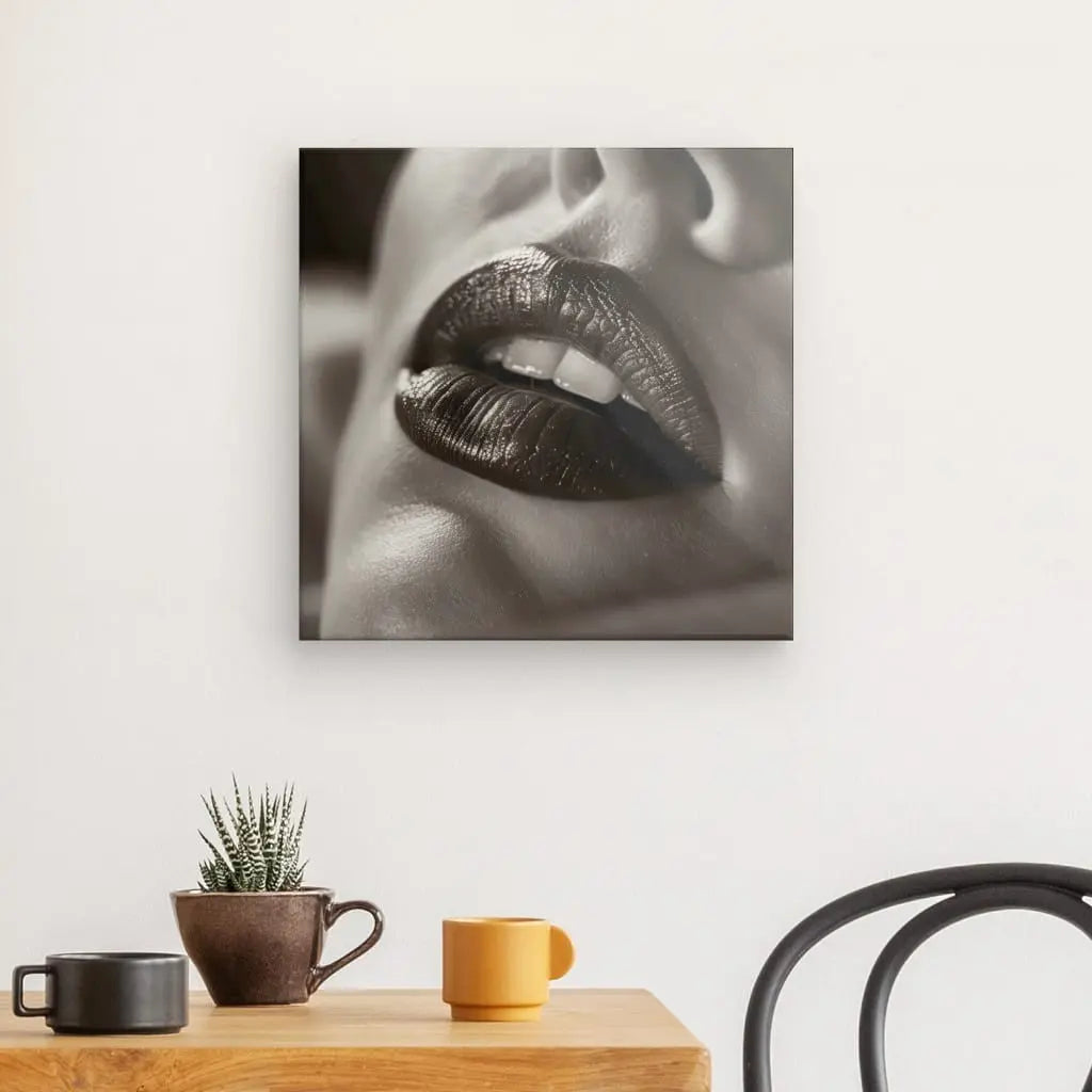 Tableau en noir et blanc mettant en valeur des lèvres voluptueuses avec rouge à lèvres, œuvre glamour et audacieuse pour décoration murale
