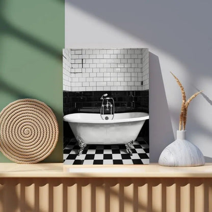 Tableau noir et blanc représentant une salle de bain avec baignoire, ambiance élégante et intimiste