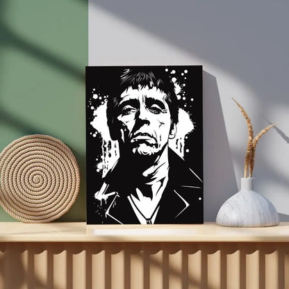 Tableau noir et blanc représentant Tony Montana de Scarface en dessin, portrait iconique au style cinématographique
