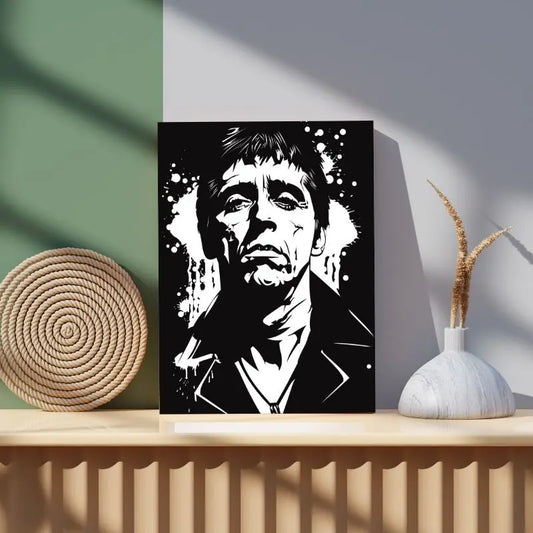 Tableau noir et blanc représentant Tony Montana de Scarface en dessin, portrait iconique au style cinématographique
