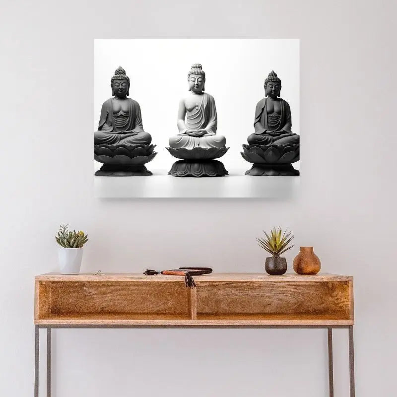 Trois statues de Bouddhas en noir et blanc dans un style minimaliste, incarnant la sérénité, l’équilibre et la paix intérieure.