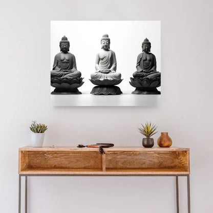 Trois statues de Bouddhas en noir et blanc dans un style minimaliste, incarnant la sérénité, l’équilibre et la paix intérieure.