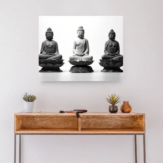Trois statues de Bouddhas en noir et blanc dans un style minimaliste, incarnant la sérénité, l’équilibre et la paix intérieure.