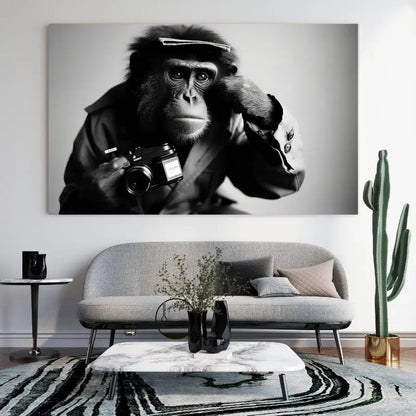 Tableau noir et blanc d’un singe habillé en photographe, scène humoristique et décalée