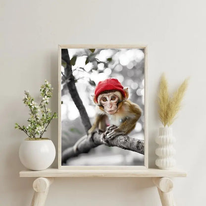 Tableau en noir et blanc d’un singe marrant avec un bonnet rouge, œuvre amusante et décalée pour décoration murale