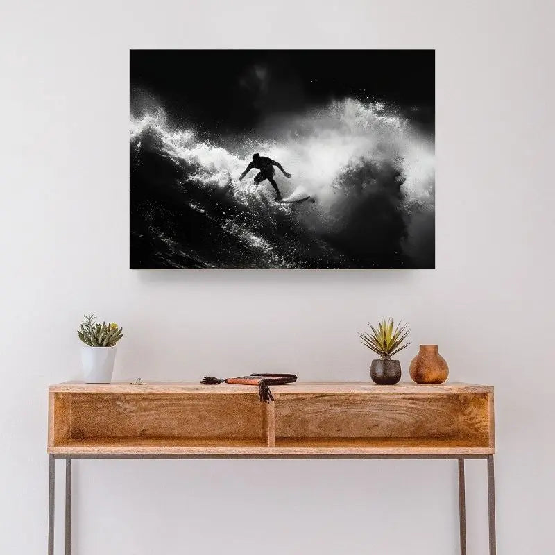 Tableau noir et blanc d’un surfeur sur l’océan, scène dynamique et marine