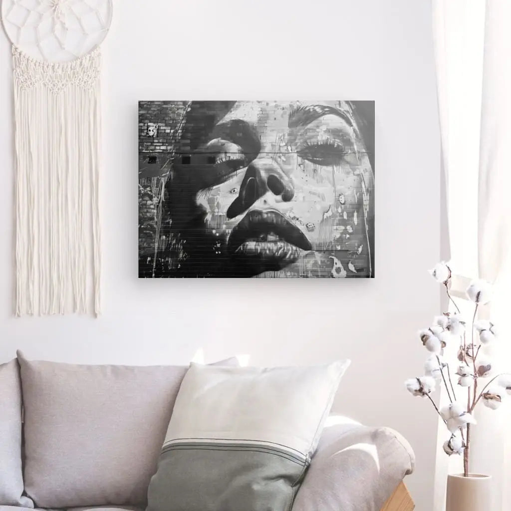 Tableau en noir et blanc représentant un tag art mural d’un visage urbain de femme, œuvre moderne et expressive pour décoration murale