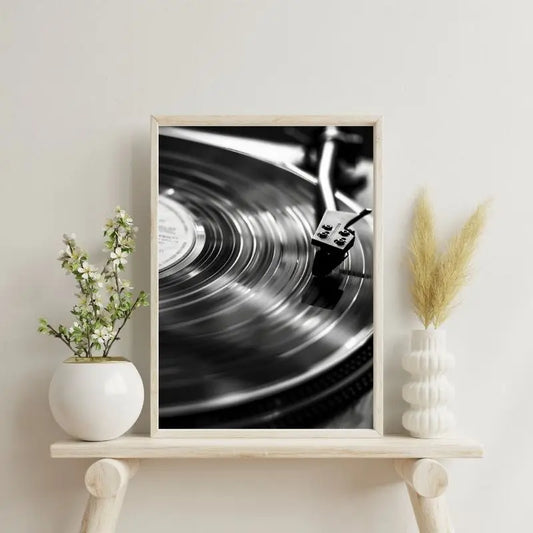 Tableau en noir et blanc d’un tourne-disque vinyle, scène vintage et musicale pour décoration murale