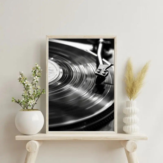 Tableau en noir et blanc d’un tourne-disque vinyle, scène vintage et musicale pour décoration murale