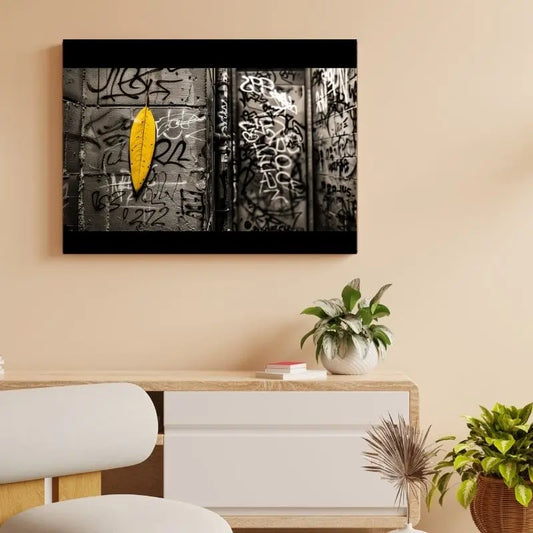 Tableau en noir et blanc d’une scène underground street avec une feuille jaune, détail contrasté et moderne pour décoration murale
