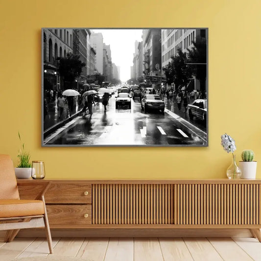 Tableau noir et blanc d’une scène de rue urbaine à New York sous la pluie, ambiance citadine nostalgique et vivante