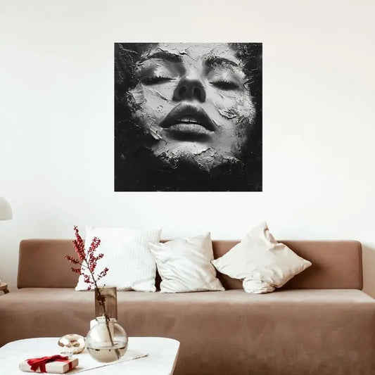 Tableau en peinture noir et blanc d’un visage craquelé, expression artistique intense et texturée