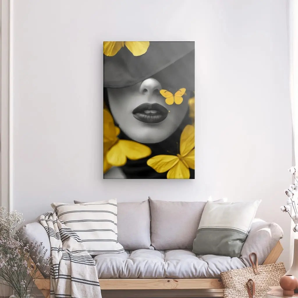 Tableau noir et blanc d’un visage de femme avec des papillons jaunes, contraste poétique et visuel raffiné