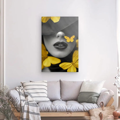 Tableau noir et blanc d’un visage de femme avec des papillons jaunes, contraste poétique et visuel raffiné