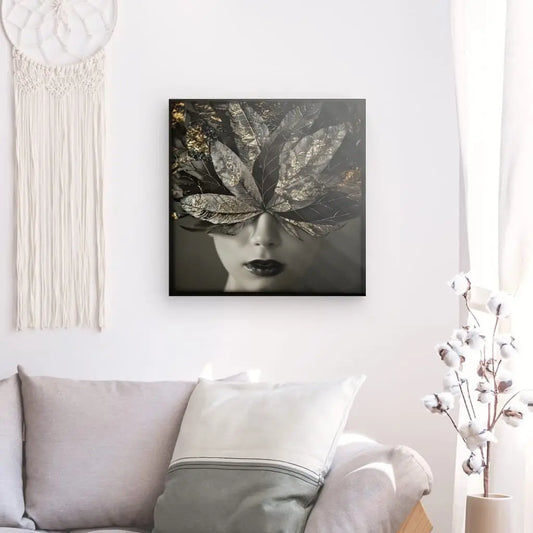 Tableau en noir et blanc d’un visage de femme orné de plumes dorées, œuvre élégante et sophistiquée pour décoration murale