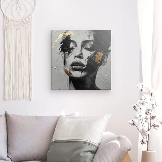 Tableau en noir, blanc et doré d’un visage de femme peint, œuvre élégante et sophistiquée pour décoration murale moderne