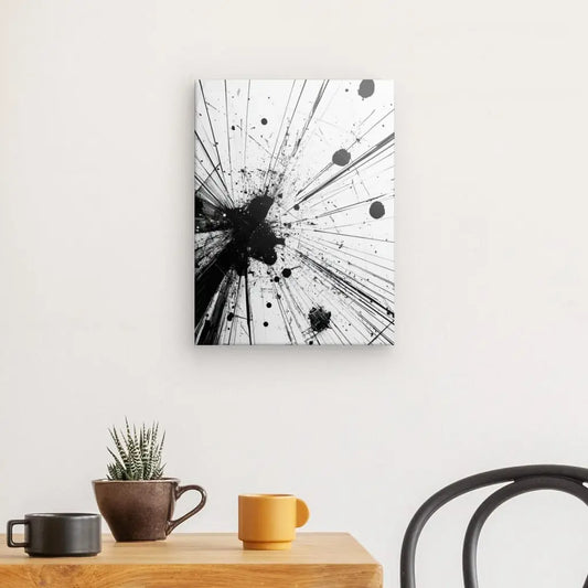 Impression en noir et blanc d’une vitre cassée, tableau au style graphique et percutant pour décoration murale moderne
