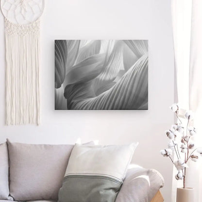Tableau en noir et blanc de voilages au design minimaliste, œuvre épurée et moderne pour décoration murale contemporaine

