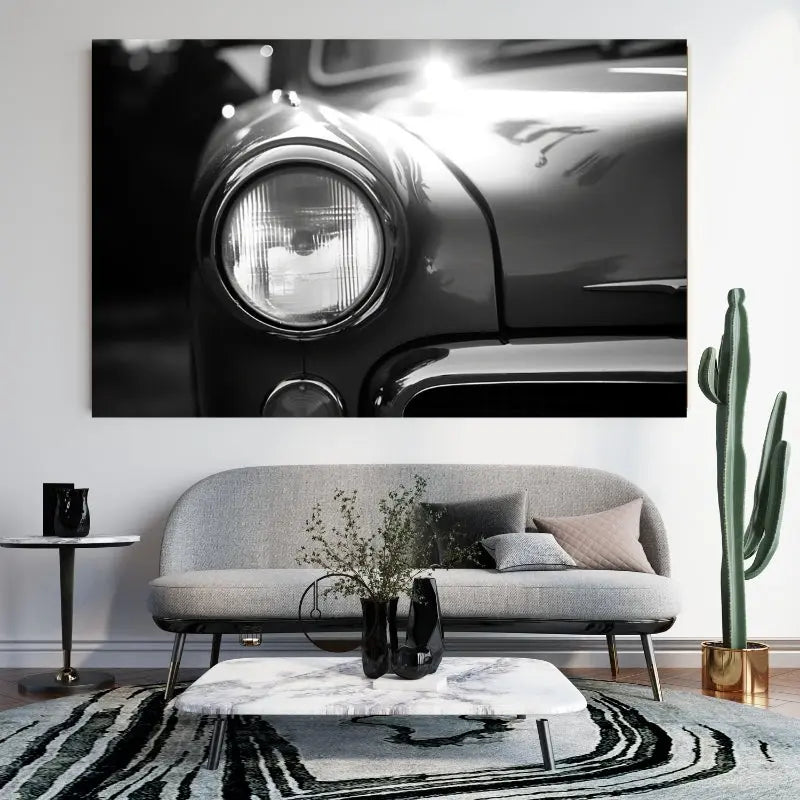 Voiture ancienne au phare rond capturée en noir et blanc, évoquant le charme vintage et l’élégance rétro dans un design visuel intemporel.