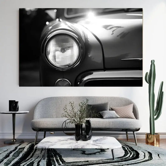 Voiture ancienne au phare rond capturée en noir et blanc, évoquant le charme vintage et l’élégance rétro dans un design visuel intemporel.