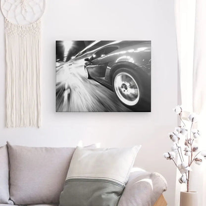 Tableau en noir et blanc d’une voiture sur l’autoroute à grande vitesse, scène dynamique et moderne pour décoration murale
