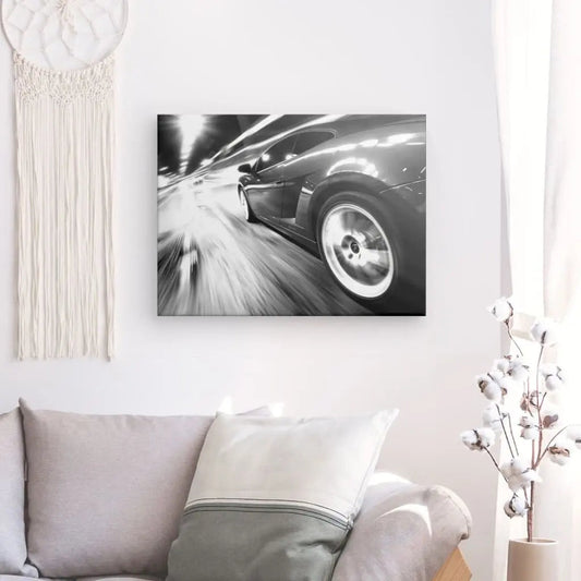 Tableau en noir et blanc d’une voiture sur l’autoroute à grande vitesse, scène dynamique et moderne pour décoration murale
