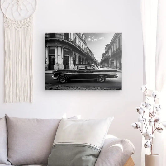 Tableau en noir et blanc d’une voiture cubaine dans une rue, scène rétro et exotique pour décoration murale vintage
