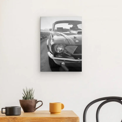 Muscle car Mustang en noir et blanc, mise en valeur dans une scène vintage puissante et élégante, symbole d’époque et de liberté automobile.