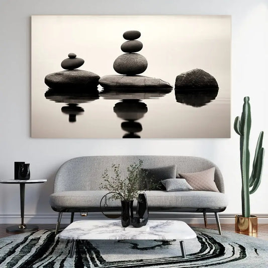 Pile de pierres cairns en noir et blanc dans un style zen minimaliste, évoquant la relaxation, la paix intérieure et l’harmonie visuelle.