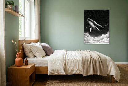 Poster Baleine Céleste noir et blanc sans cadre, présenté dans une chambre aux tons vert sauge.