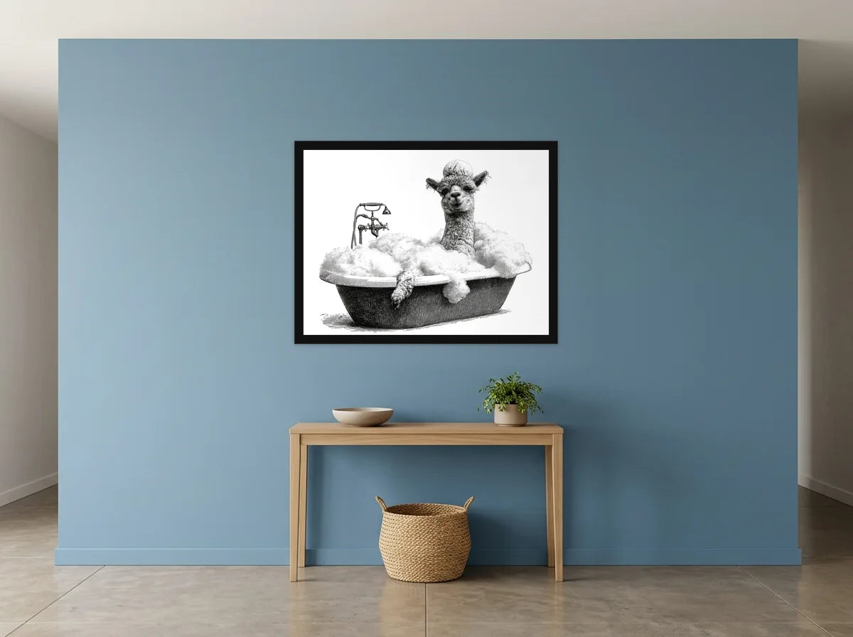 Poster alpaga bain moussant noir et blanc encadré noir, présenté dans un intérieur lumineux