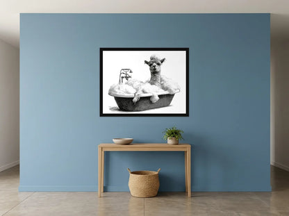 Poster alpaga bain moussant noir et blanc encadré noir, présenté dans un intérieur lumineux