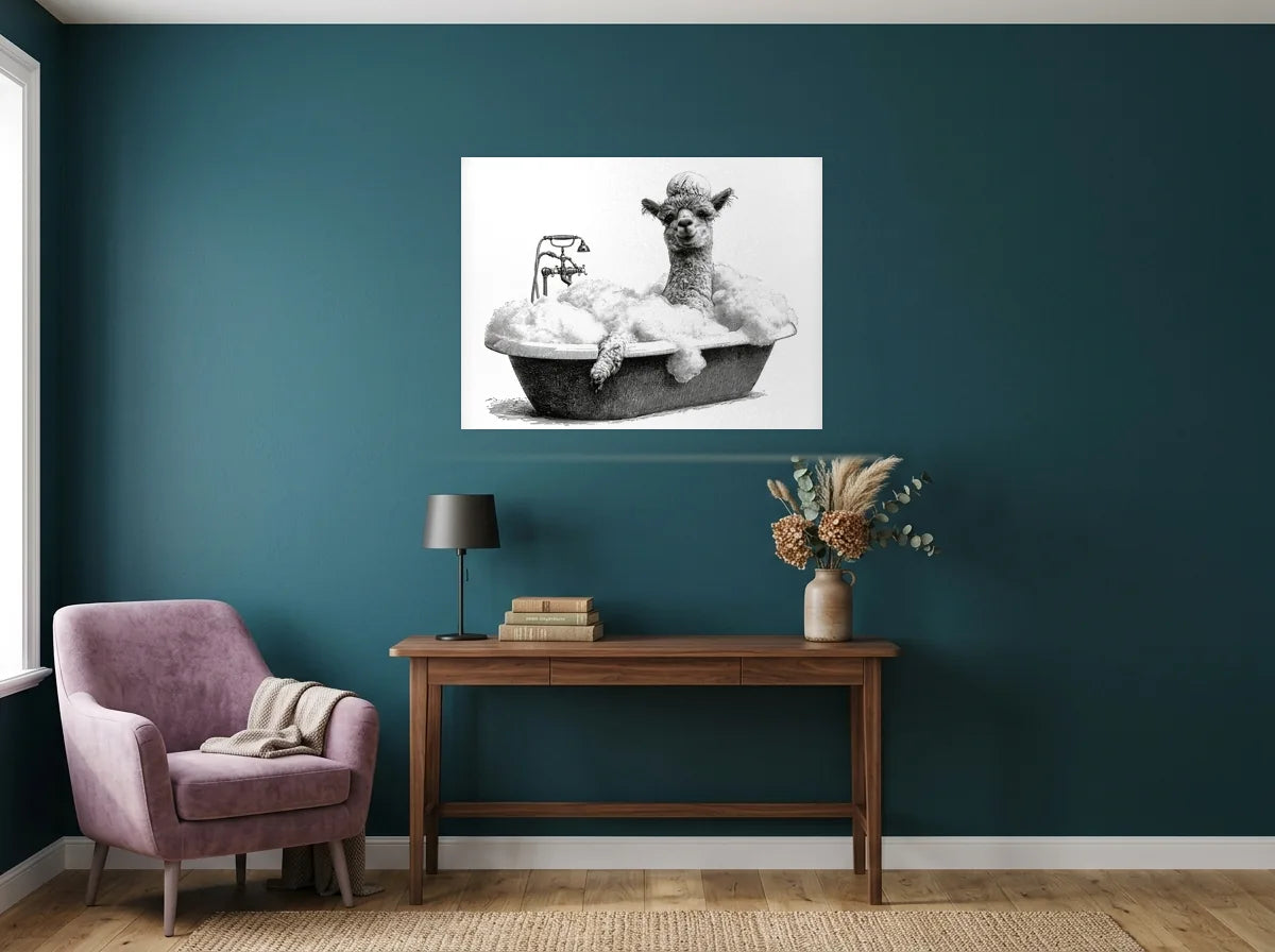Poster alpaga bain moussant noir et blanc sans cadre, présenté dans un intérieur coloré