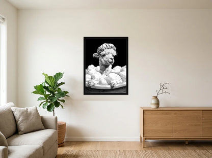 Poster alpaga bain moussant portrait noir et blanc encadré noir, présenté dans un intérieur lumineux