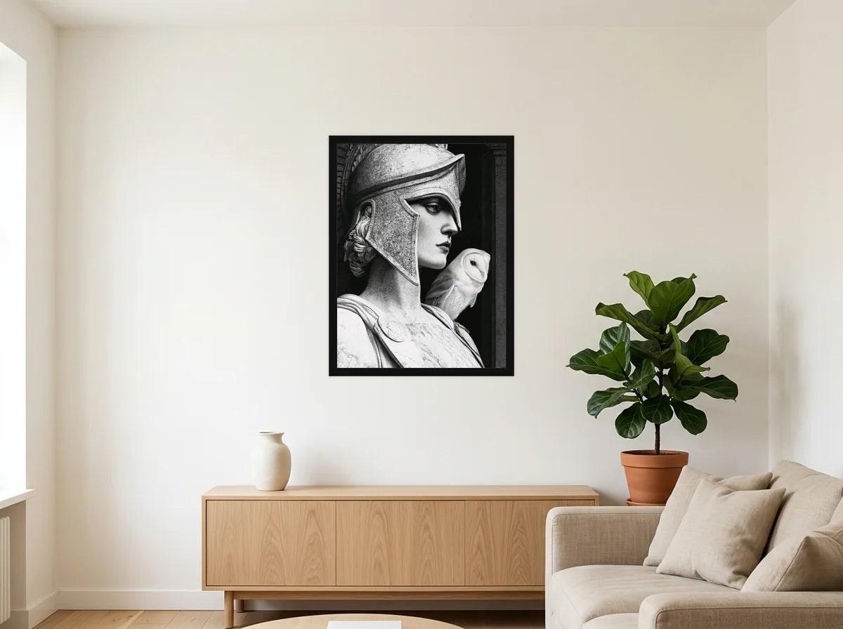 Poster athéna et la chouette noir et blanc encadré noir, présenté dans : salon blanc chaleureux et bois clair