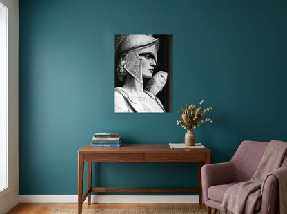 Poster athéna et la chouette noir et blanc sans cadre, présenté dans : bureau aux murs bleu canard