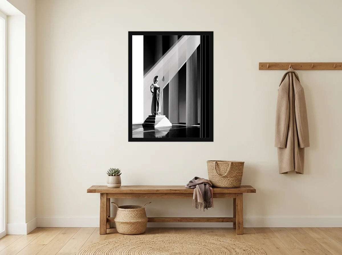 Poster Affiche Athéna dans la Lumière noir et blanc encadré noir, présenté dans : entrée crème avec banc en bois