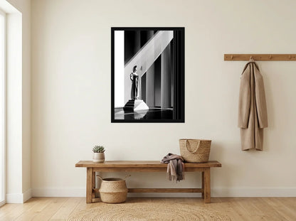 Poster Affiche Athéna dans la Lumière noir et blanc encadré noir, présenté dans : entrée crème avec banc en bois