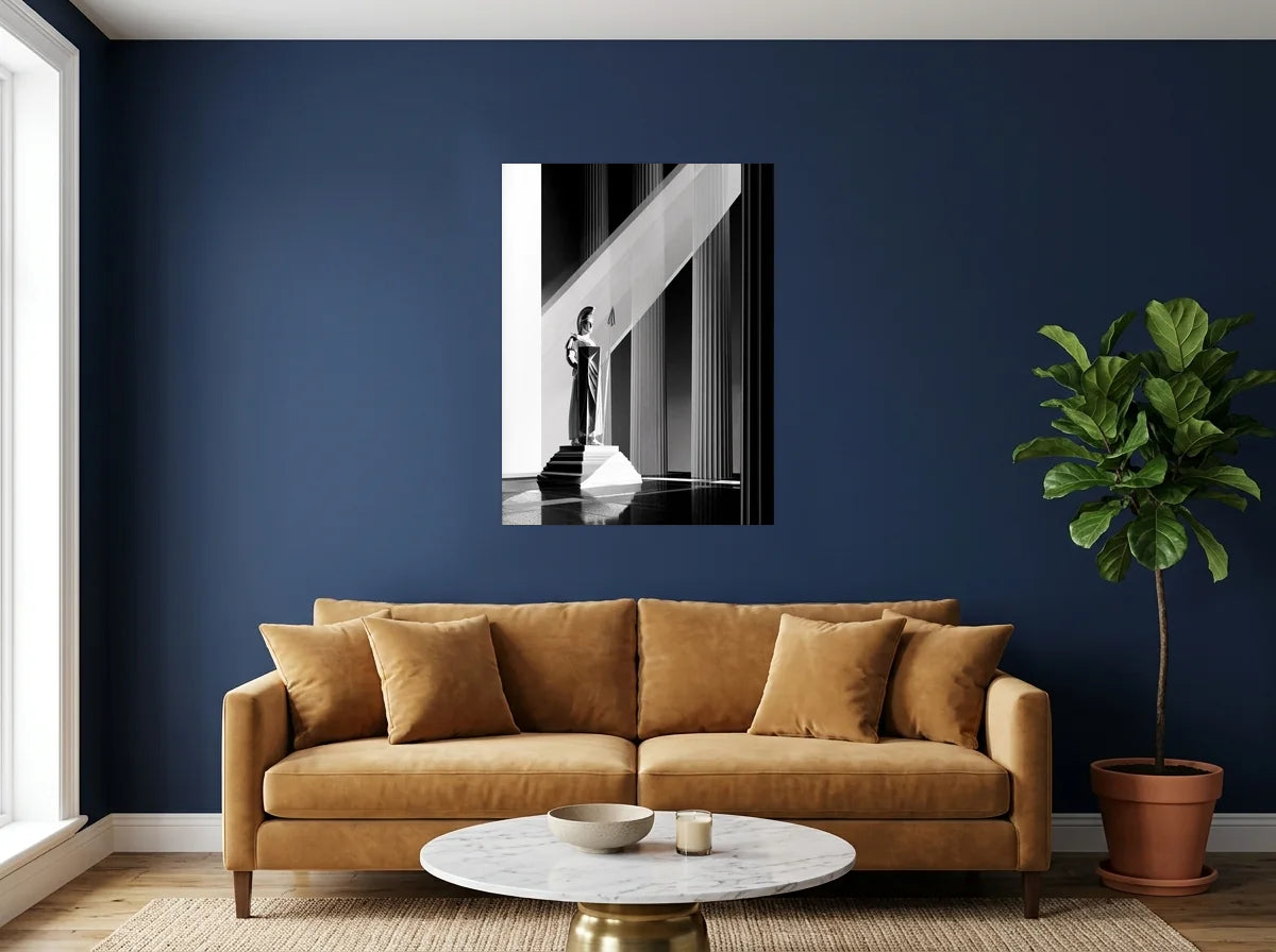Poster Affiche Athéna dans la Lumière noir et blanc sans cadre, présenté dans : salon aux murs bleu nuit