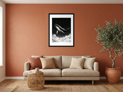 Poster baleine au-dessus des nuages noir et blanc encadré noir, présenté dans : salon aux murs terracotta