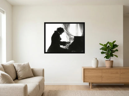 Poster Beethoven au Piano noir et blanc encadré noir, présenté dans un salon blanc chaleureux et bois clair