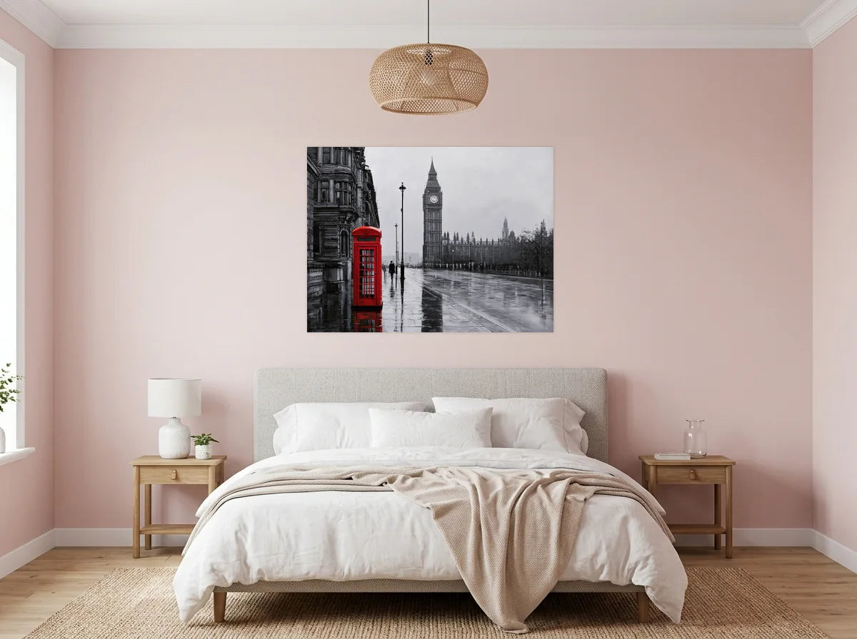 Poster Big Ben et cabine rouge noir et blanc sans cadre, présenté dans une chambre aux murs rose poudré