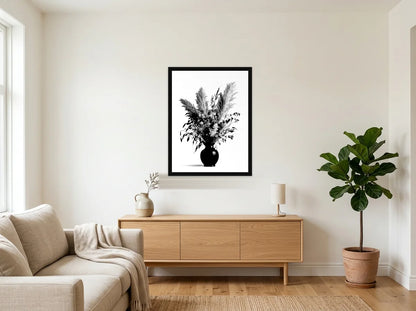 Poster bouquet de fleurs séchées noir et blanc encadré noir, présenté dans un salon blanc chaleureux et bois clair