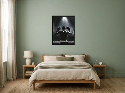Poster boxeur dans le ring noir et blanc encadré noir, présenté dans une chambre aux murs vert sauge