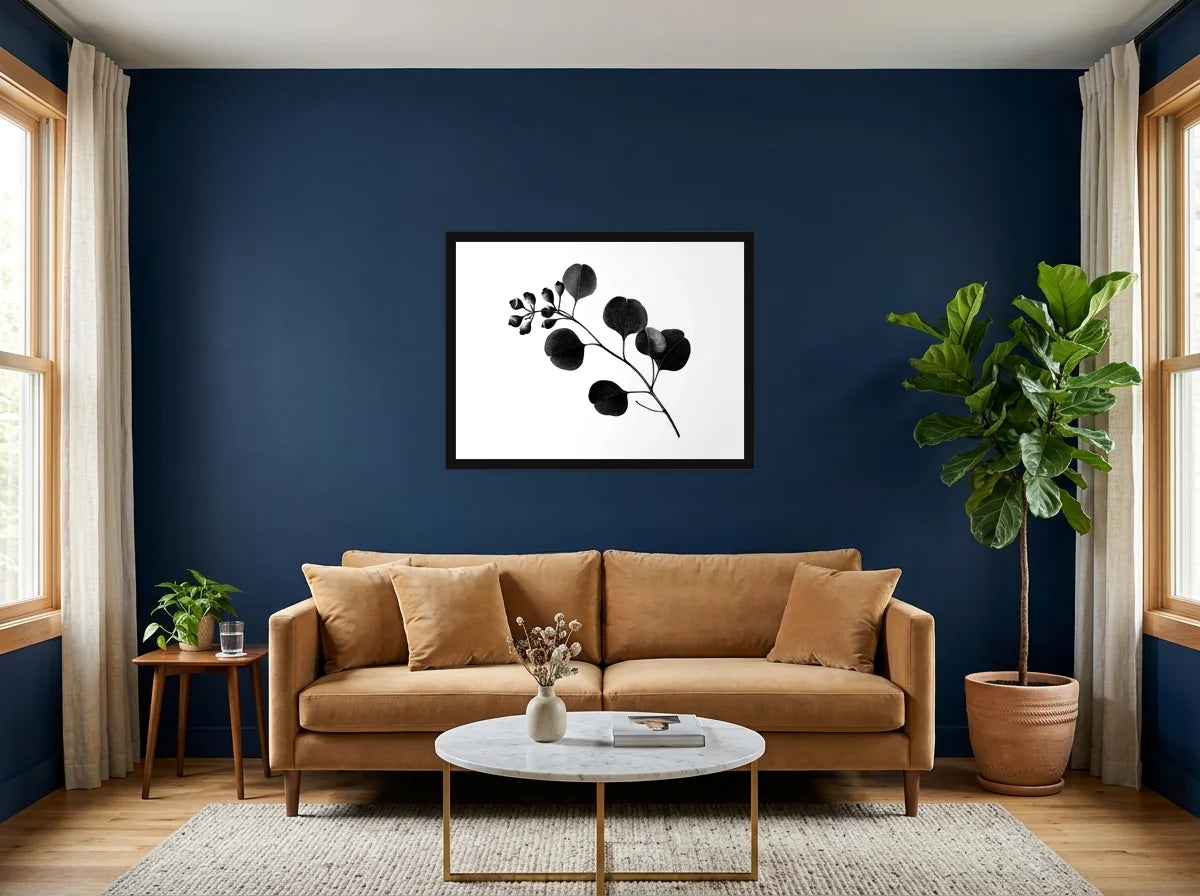 Poster branche d’eucalyptus noir et blanc encadré noir, présenté dans : salon aux murs bleu nuit