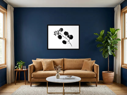 Poster branche d’eucalyptus noir et blanc encadré noir, présenté dans : salon aux murs bleu nuit