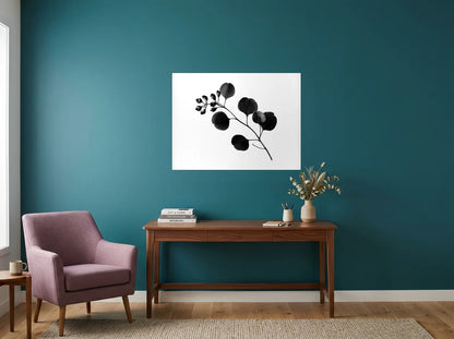 Poster branche d’eucalyptus noir et blanc sans cadre, présenté dans : bureau aux murs bleu canard