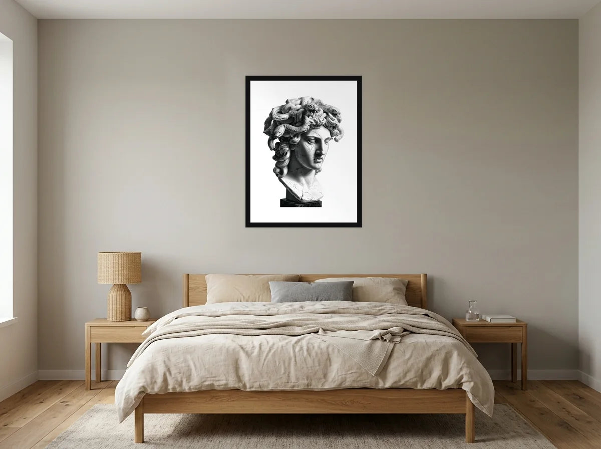Poster buste de méduse noir et blanc encadré noir, présenté dans : chambre aux tons lin et grège